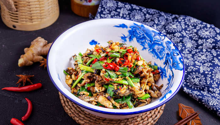 田鸡和什么一起炒好吃 田鸡和什么菜一起炒好吃