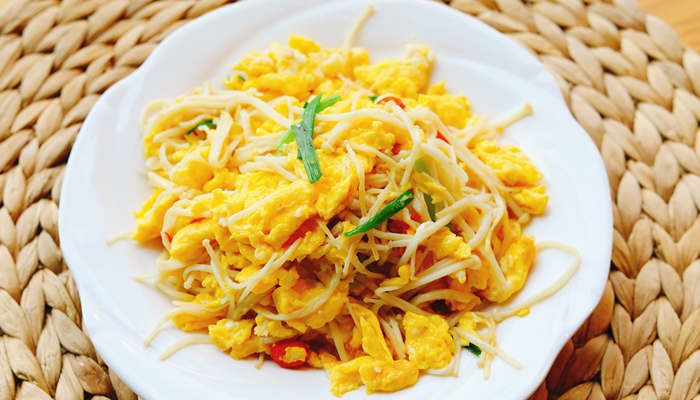 金针菇和什么一起炒好吃 金针菇和什么一起炒好吃呢