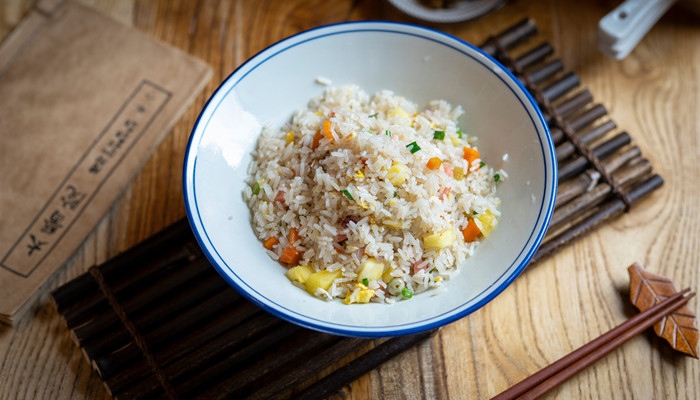 菠萝和什么一起炒 菠萝和什么一起炒呢