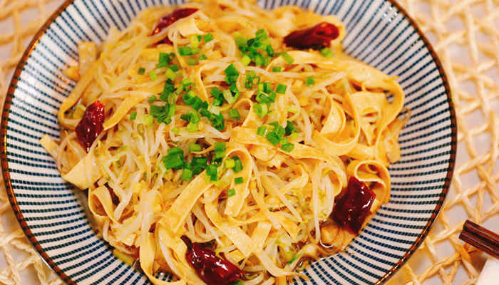 豆芽可以和什么一起炒好吃 豆芽跟什么一起炒比较好吃