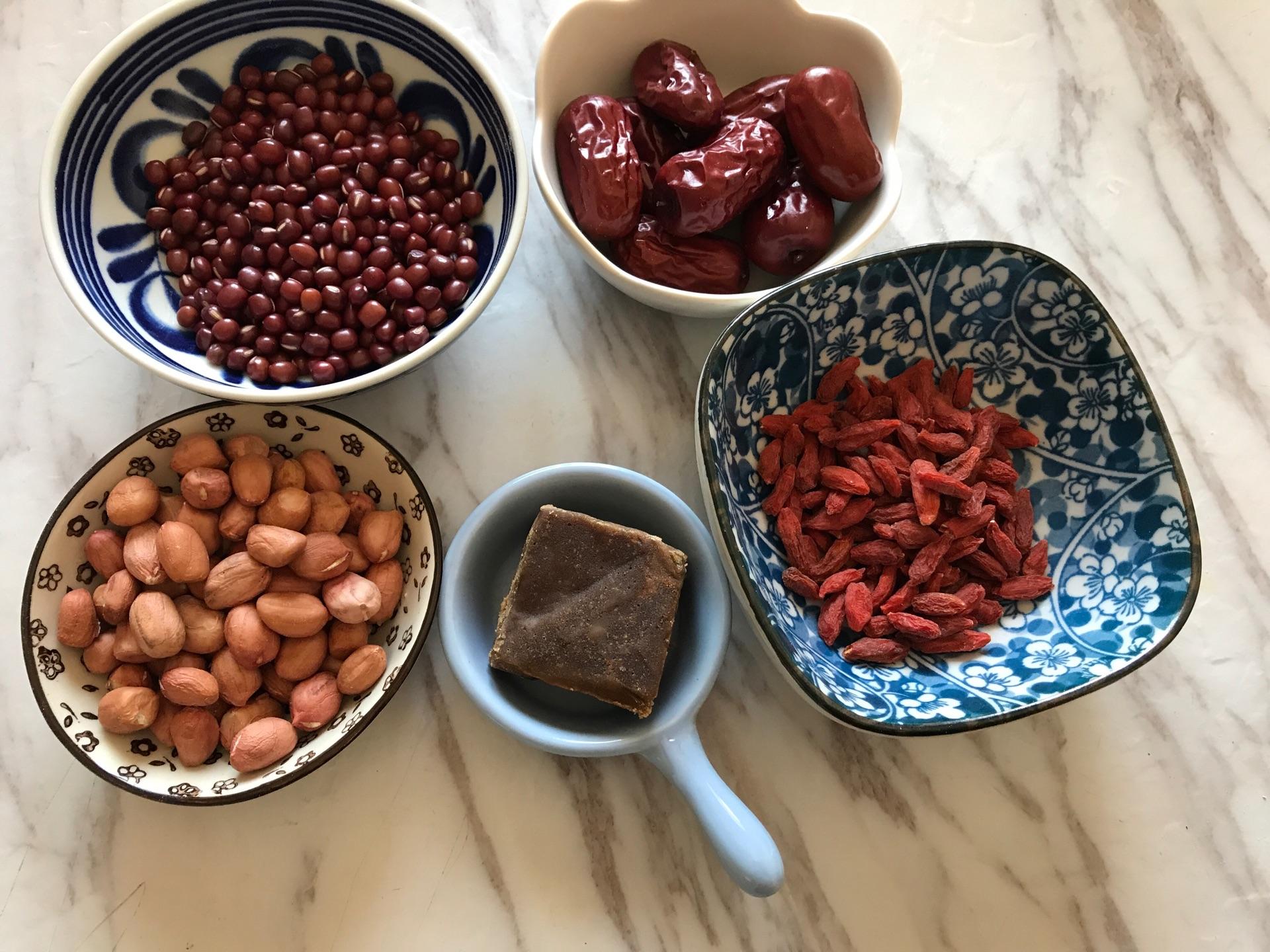 五红汤里的红豆是赤小豆吗 五红汤里的红豆是红豆还是赤小豆